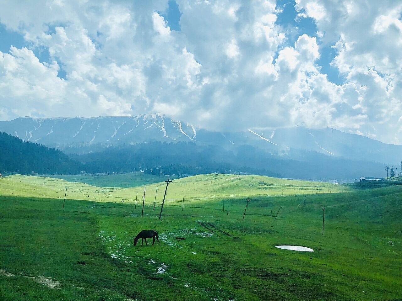Scenic Kashmir road trip by private cab